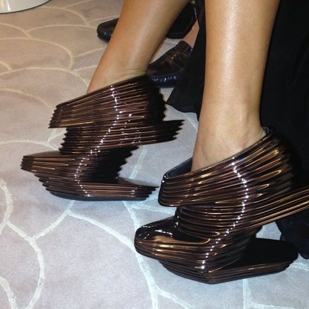 النجمة مايا دياب تهدي نفسها بمناسبة عيد ميلادها هذا الحذاء الغريب من تصميم المهندسة زها حديد.. ما رأيكم؟