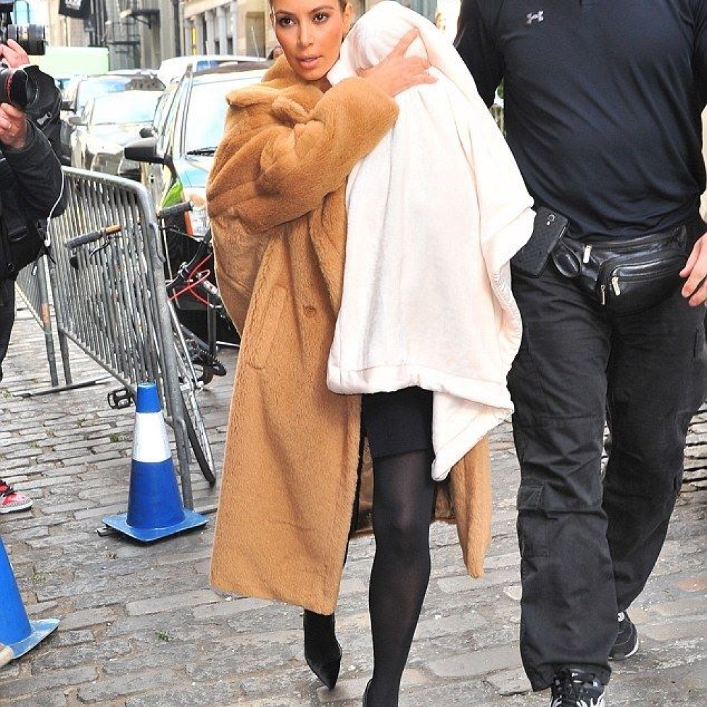 كيم كارداشيان تحاول إبعاد ابنتها من عدسات المصورين