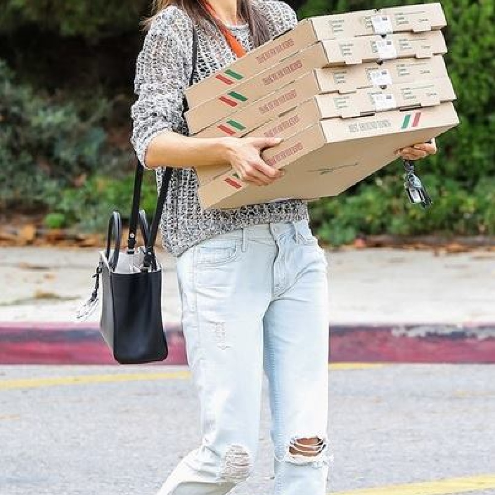 العارضة والأم أليساندرا أمبروسيو تحمل البيتزا إلى حفلة طفليها في لوس أنجلوس!