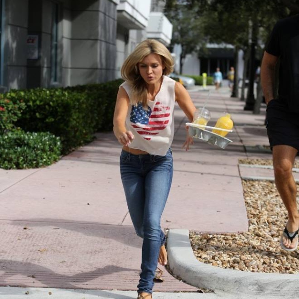 جوانا كاروبا تتعثر وتوقع عصيرها الذي اشترته للتو من المقهى... سلامتك يا جوانا