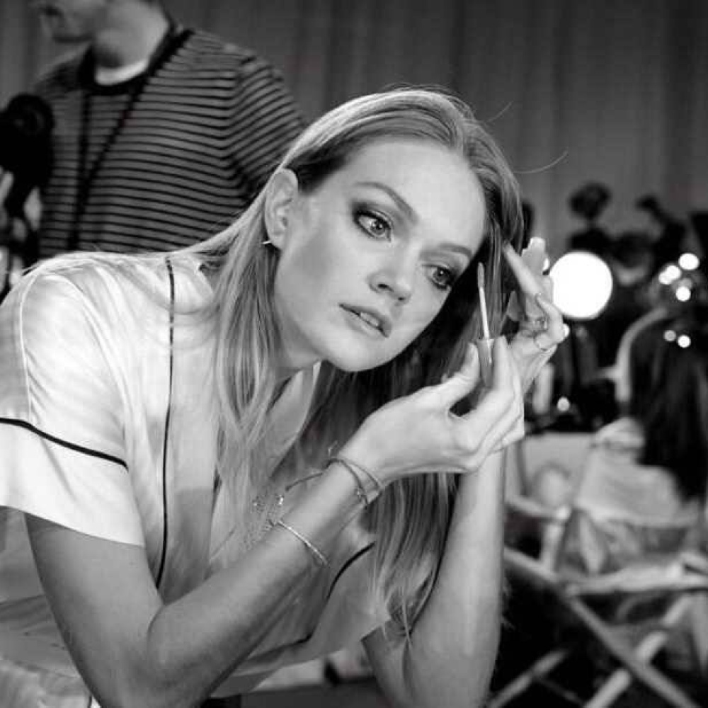 عارضة الأزياء ليندسي إيلينغسون تتحضر لعرض فيكتوريا سيكريت في نيويورك بالأمس