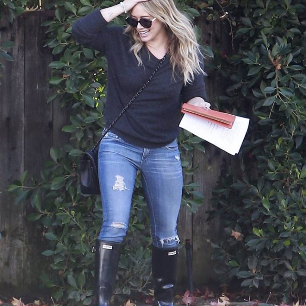 يا ترى ما الذي يضحك هيلاري داف إلى هذه الدرجة؟ يبدو كأنها قد نسيت شيئاً مهما؟