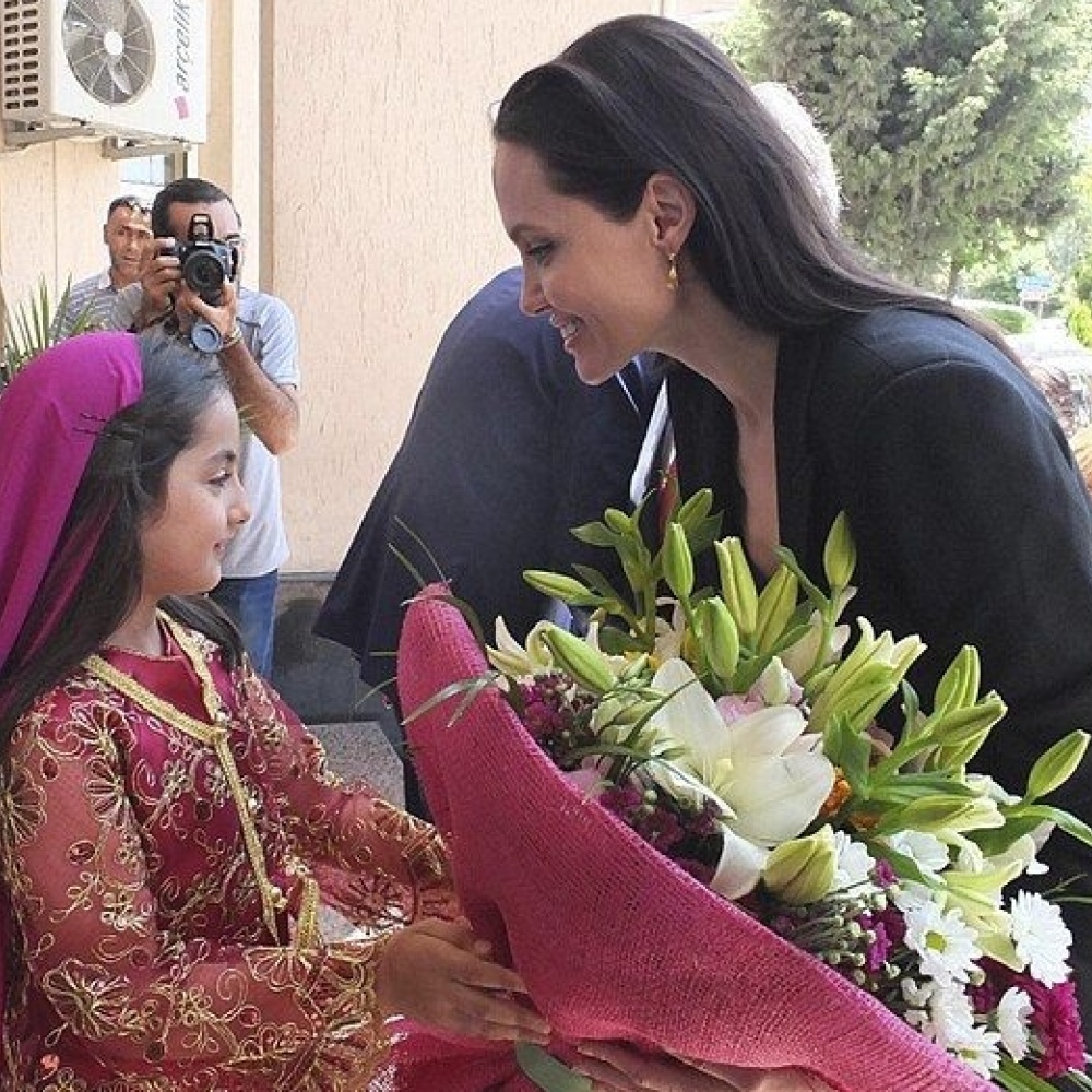 أنجلينا تتلقى الورد خلال زيارتها لأحد مخيمات اللاجئين في تركيا بالأمس