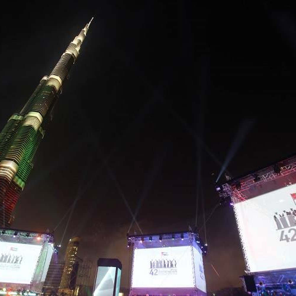 برج خليفه يتزين بألوان العلم الإماراتي ضمن احتفالات العيد الوطني بالأمس