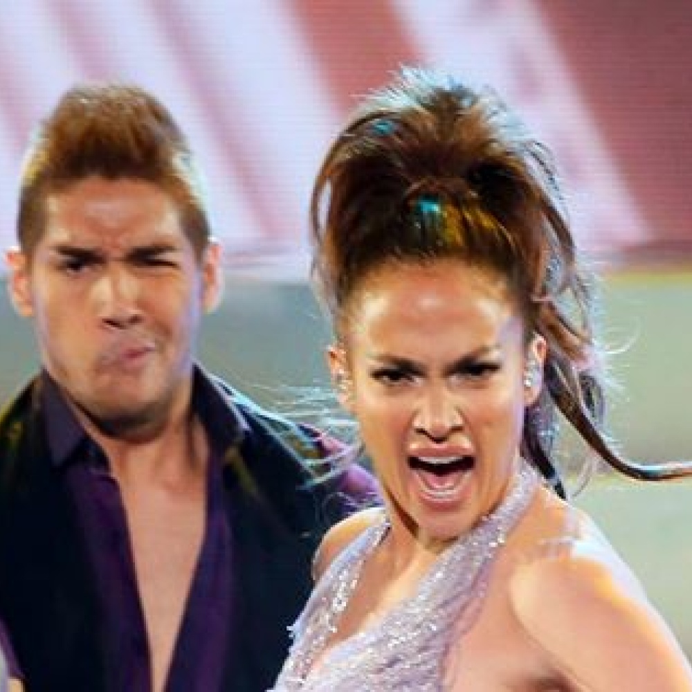 لا نعرف لمَ جنيفير لوبيز منفعلة إلى هذا الحد لدى تأديتها لوصلتها الغنائية في american music awards بالأمس؟