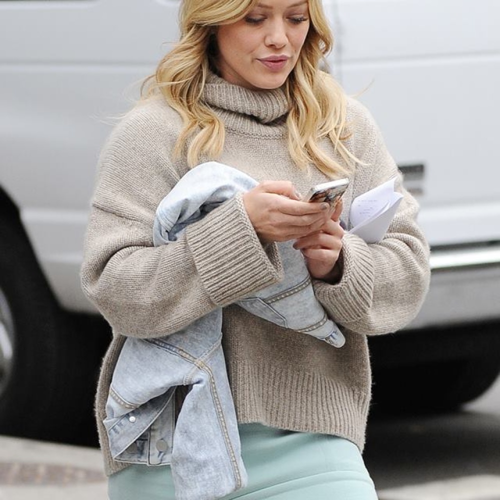 ترى من تحادث هيلاري داف ويشغلها لهذا الحد؟