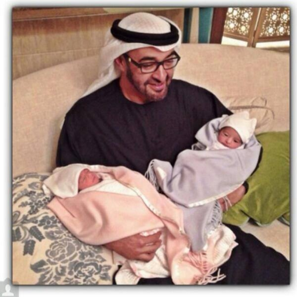 الشيخ محمد بن زايد ولي عهد ابوظبي يحتضن حفيديه التوأم محمد وسلامة أبناء خالد بن محمد بن زايد