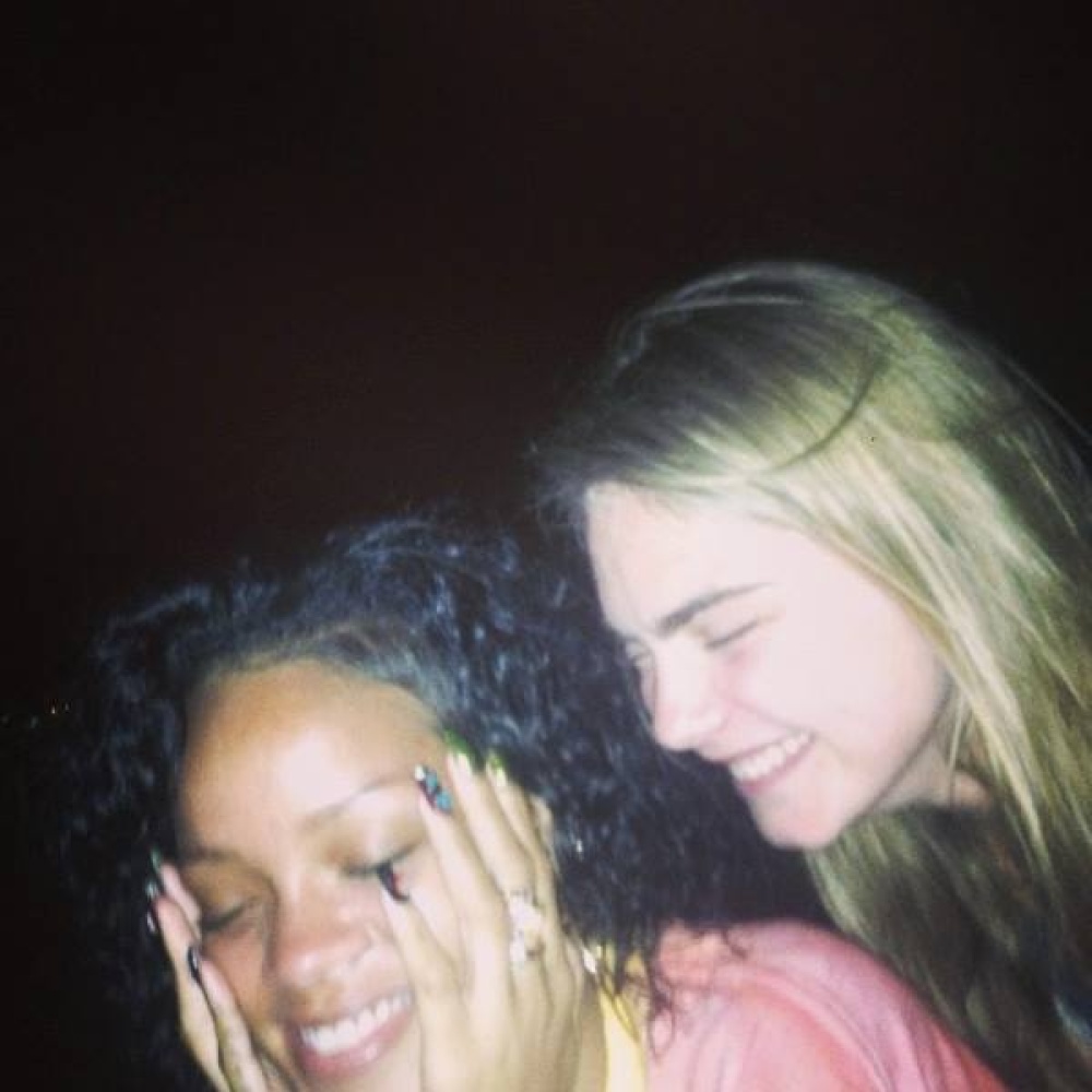 ريهانا وصديقتها عارضة الأزياء كارا ديليفينج تقضيان أوقاتا ممتعه في باربادوس