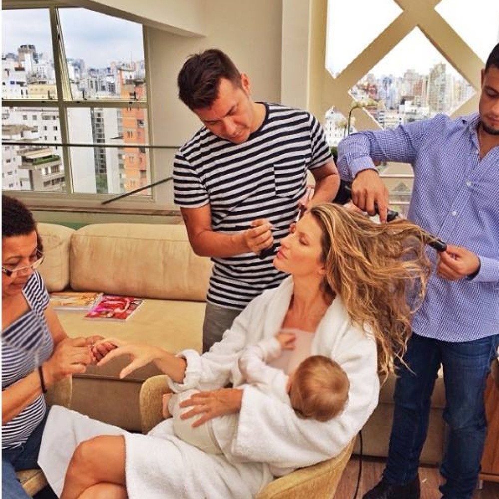 عارضة الأزياء جيزيل بوندشين تمارس أمومتها رغم انشغالها... إنها فعلا SUPER MOM