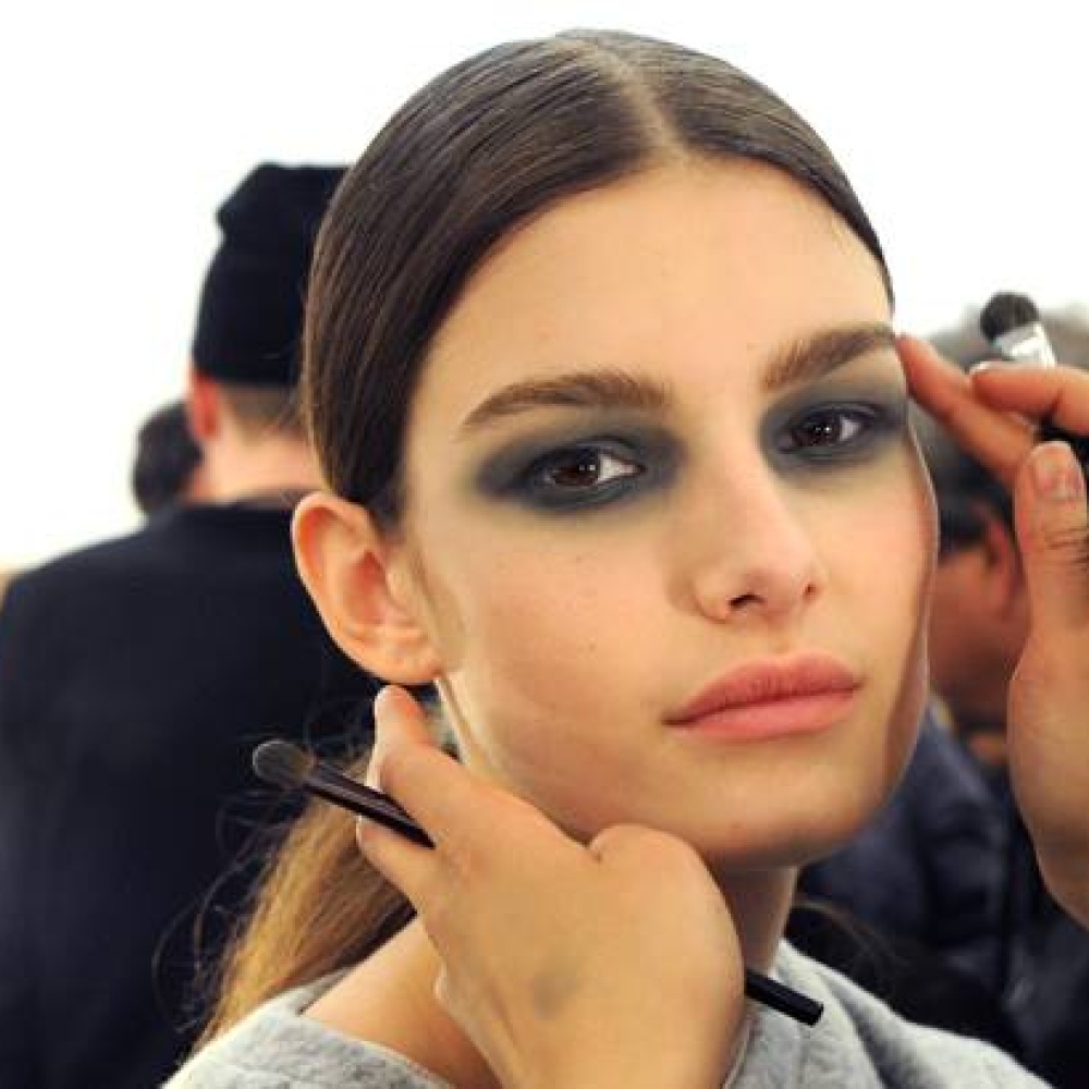 عارضة أزياء تستسلم لأنامل خبير التجميل في عرض أزياء Derek Lam