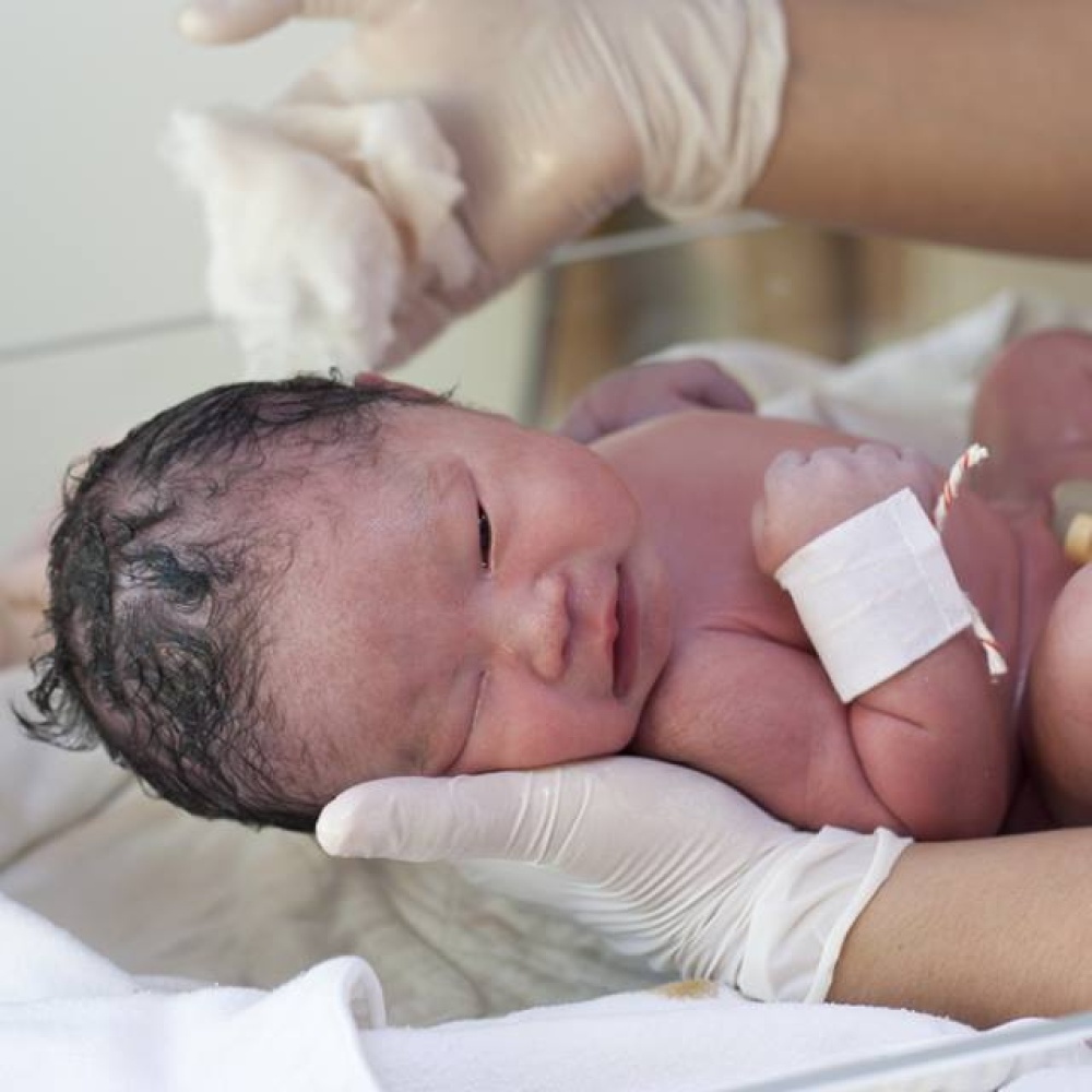 رضيع عمره 5 أيام يتسبب في تحطم طائرة!