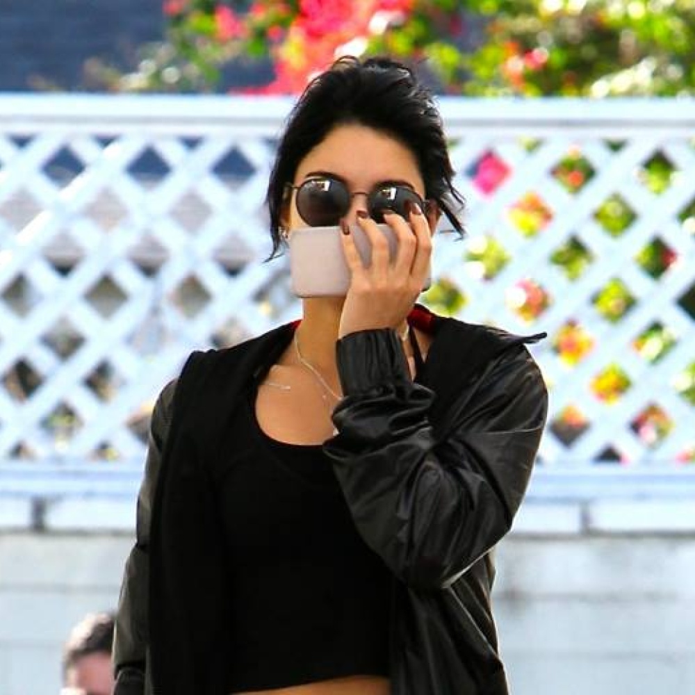 هل تحاول فانيسا هاجينز تغطية وجهها من خلال الهاتف أم أنها تحادث شخصية مهمة!