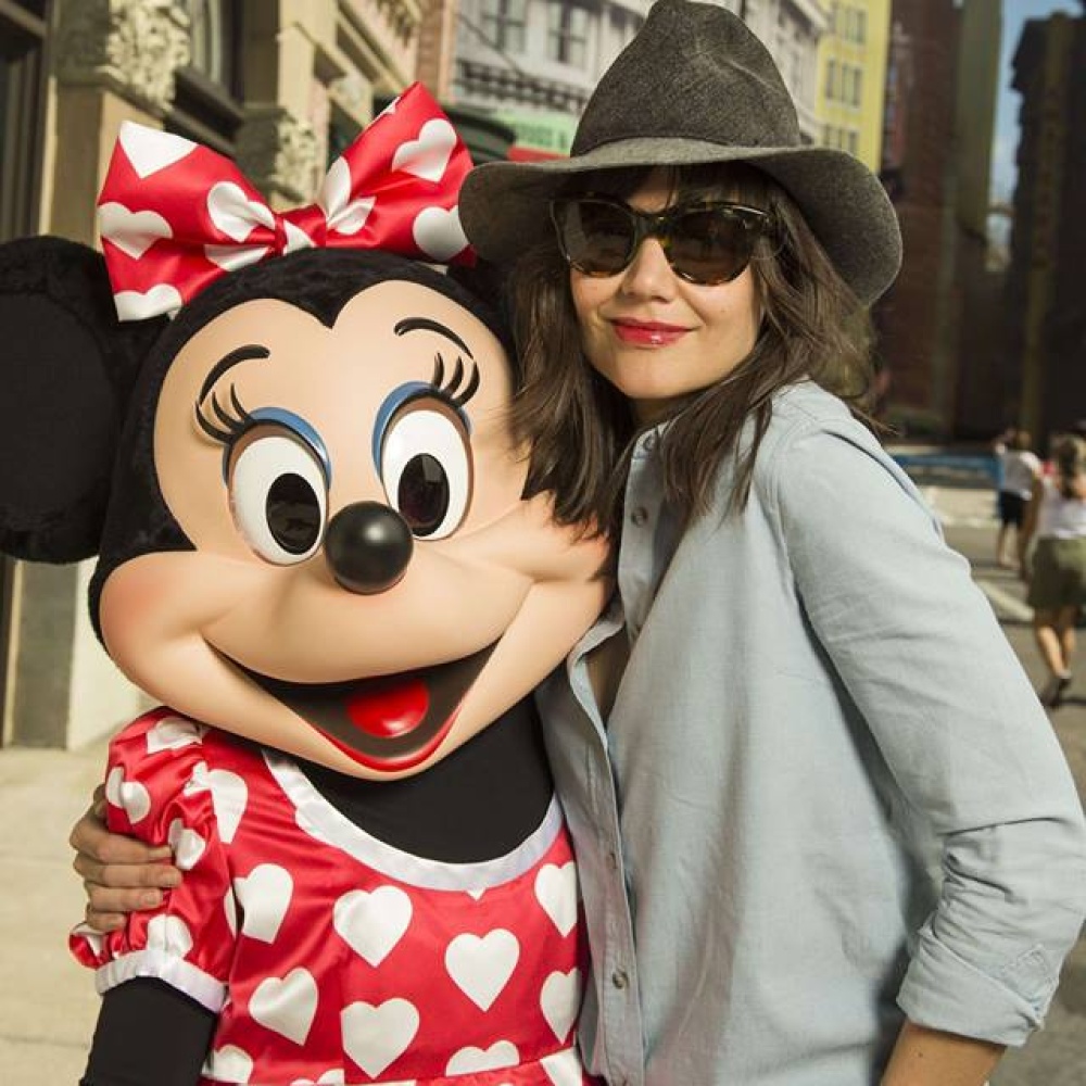 كاتي هولمز تسترجع ذكريات طفولتها خلال زيارتها لوالت ديزني في فلوريدا