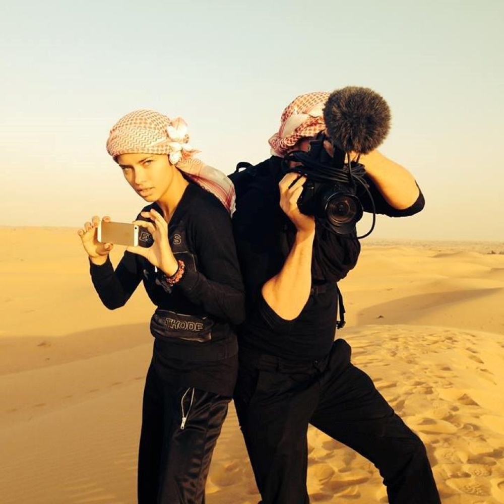 عارضة أزياء فيكتوريا سكريت أدريانا ليما تستمتع بصحراء دبي على هامش زيارتها الترويجية للإمارة