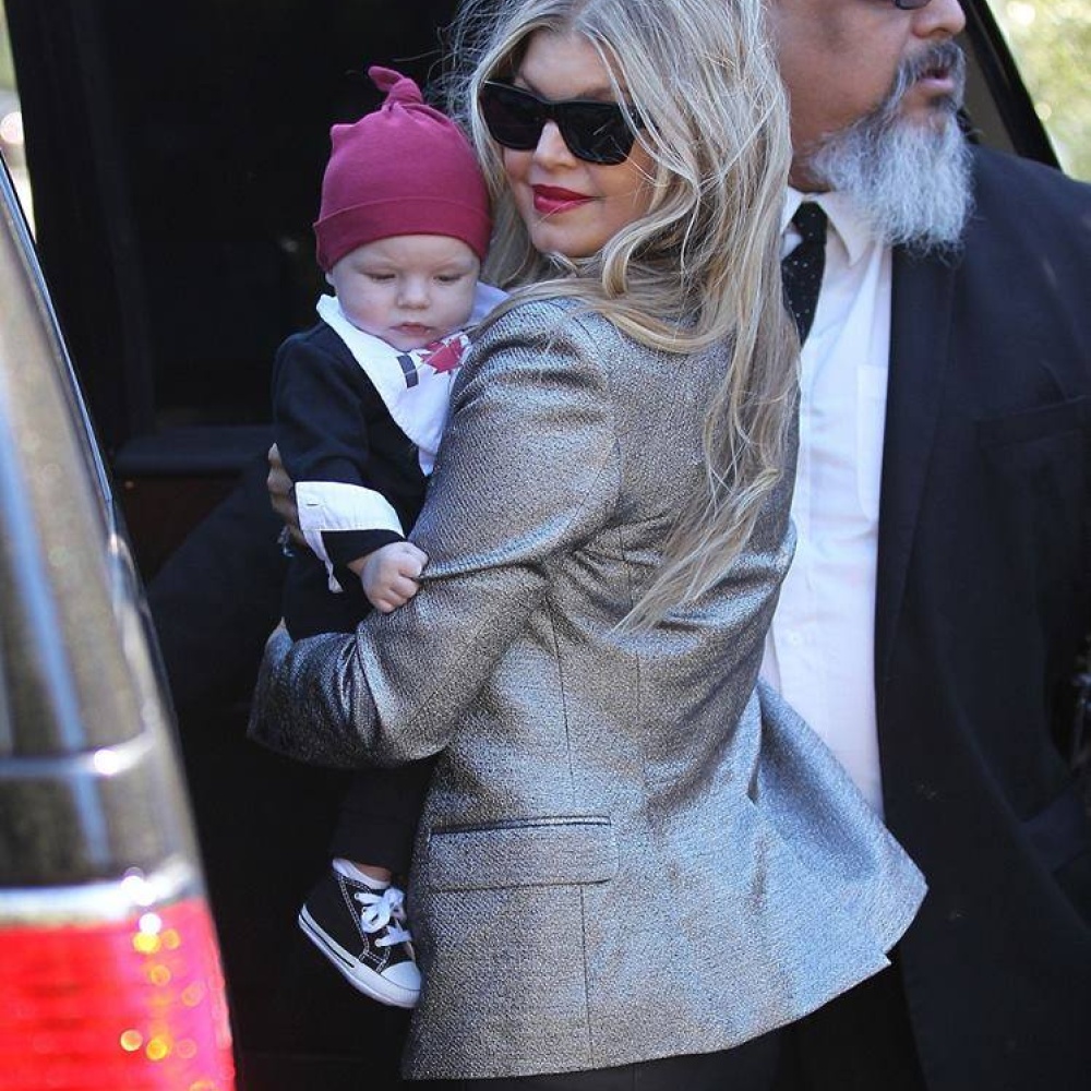 فيرغي تحتضن ابنتها مبتسمة لعدسات الباباراتزي