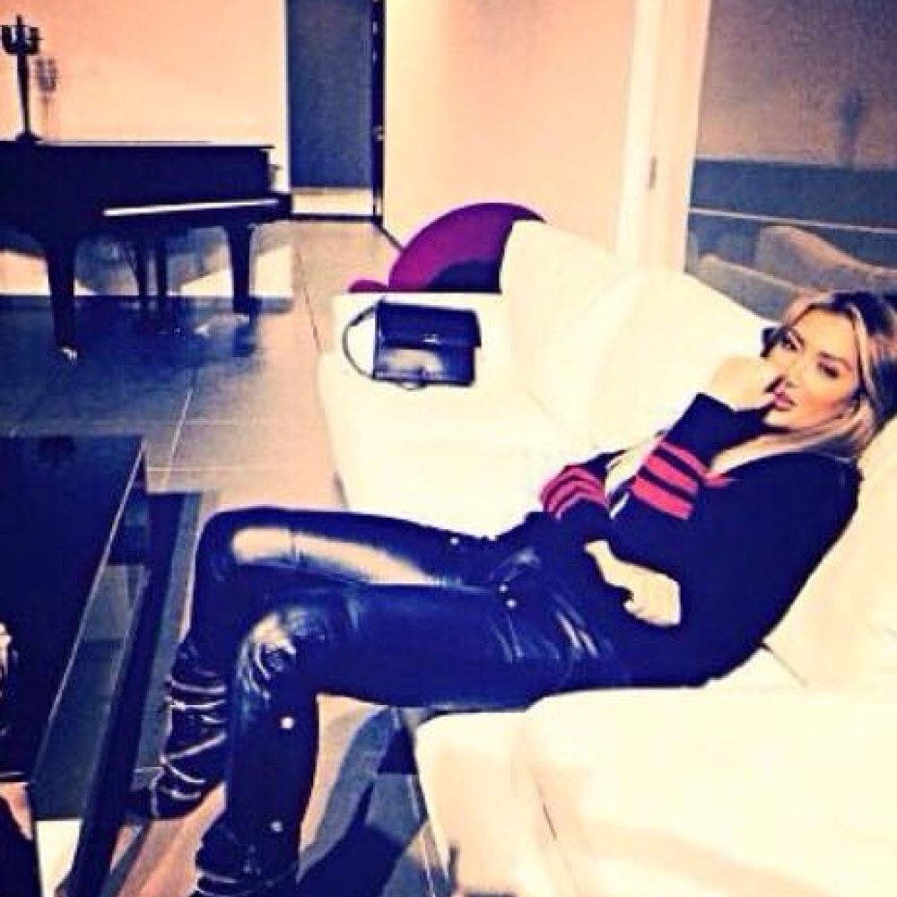 مايا دياب تسترخي في منزلها خلال العاصفة الثلجية التي تضرب لبنان