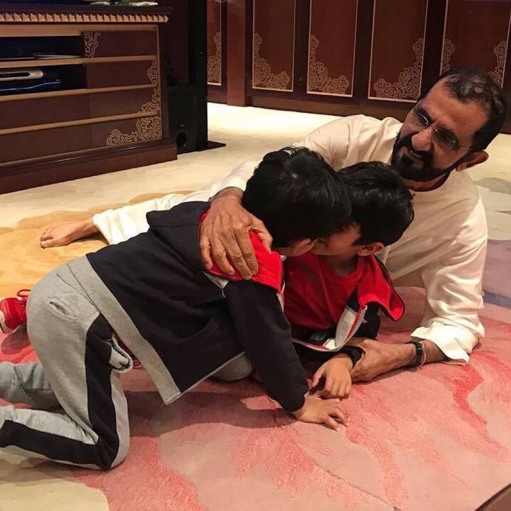 الشيخ محمد بن راشد في صورة عفوية خلال ملاعبته لأحفاده