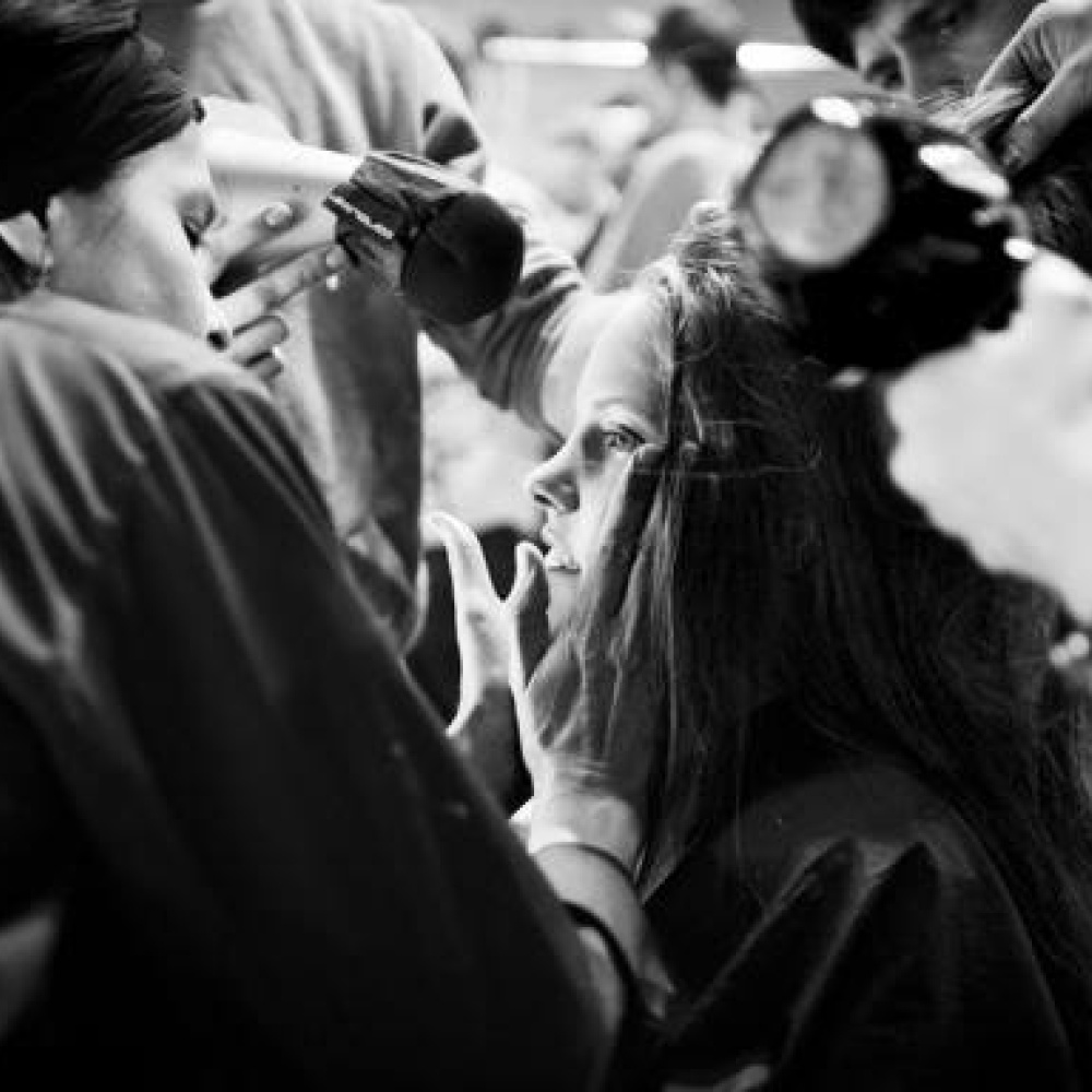 الاستعدادات على قدم وساق قبل اعتلاء هذه العارضة منصة الأزياء في أسبوع لندن للأزياء