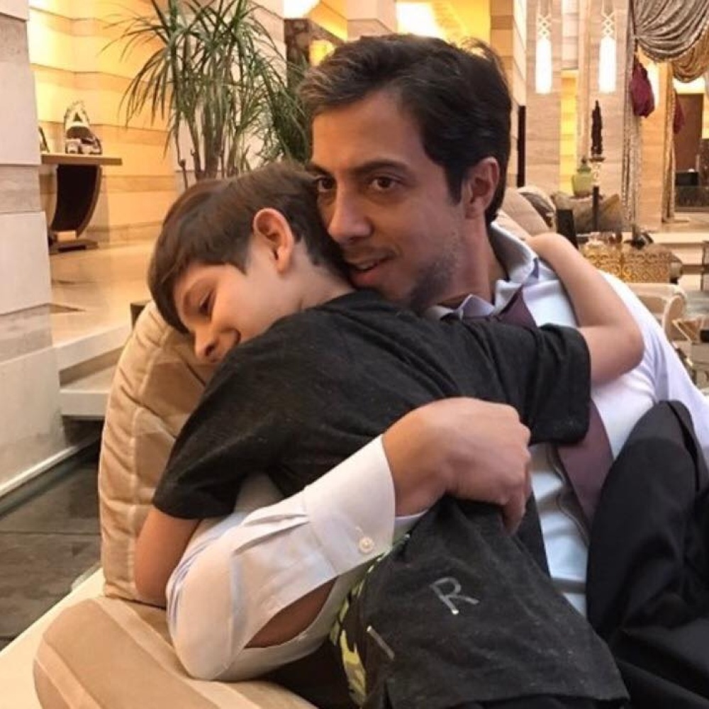 صورة عفوية للشيخ منصور بن زايد محتضنا نجله حمدان