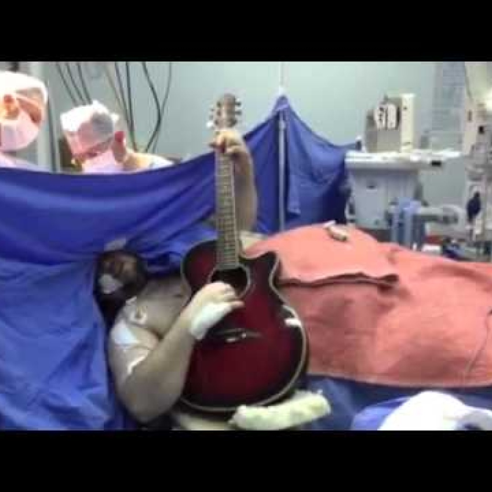 مريض بالسرطان يعزم 6 أغنيات أثناء عملية جراحية في المخ