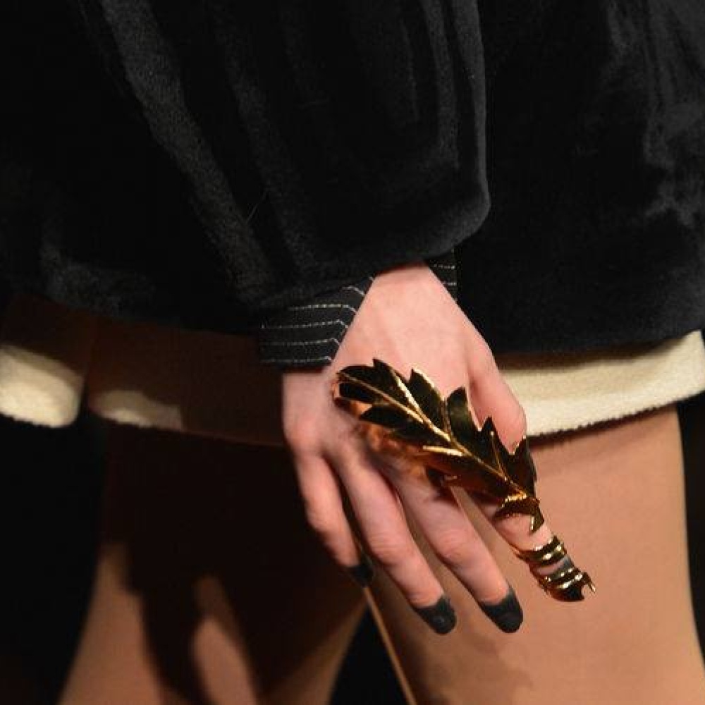 خاتم غريب وطلاء أظافر أغرب في عرض أزياء Thom Browne في نيويورك