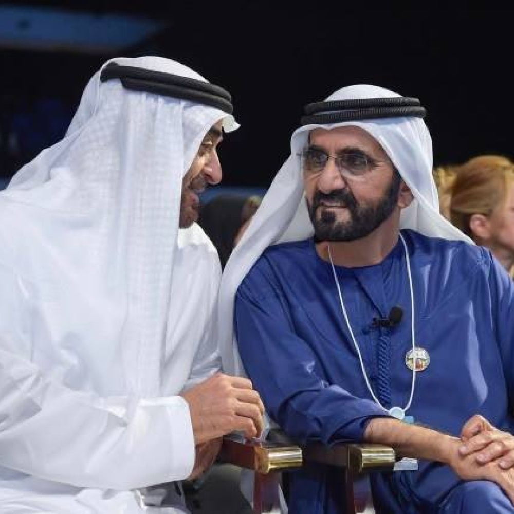 الشيخ محمد بن راشد في حديث ودي مع الشيخ محمد بن زايد خلال القمة العالمية للحكومات