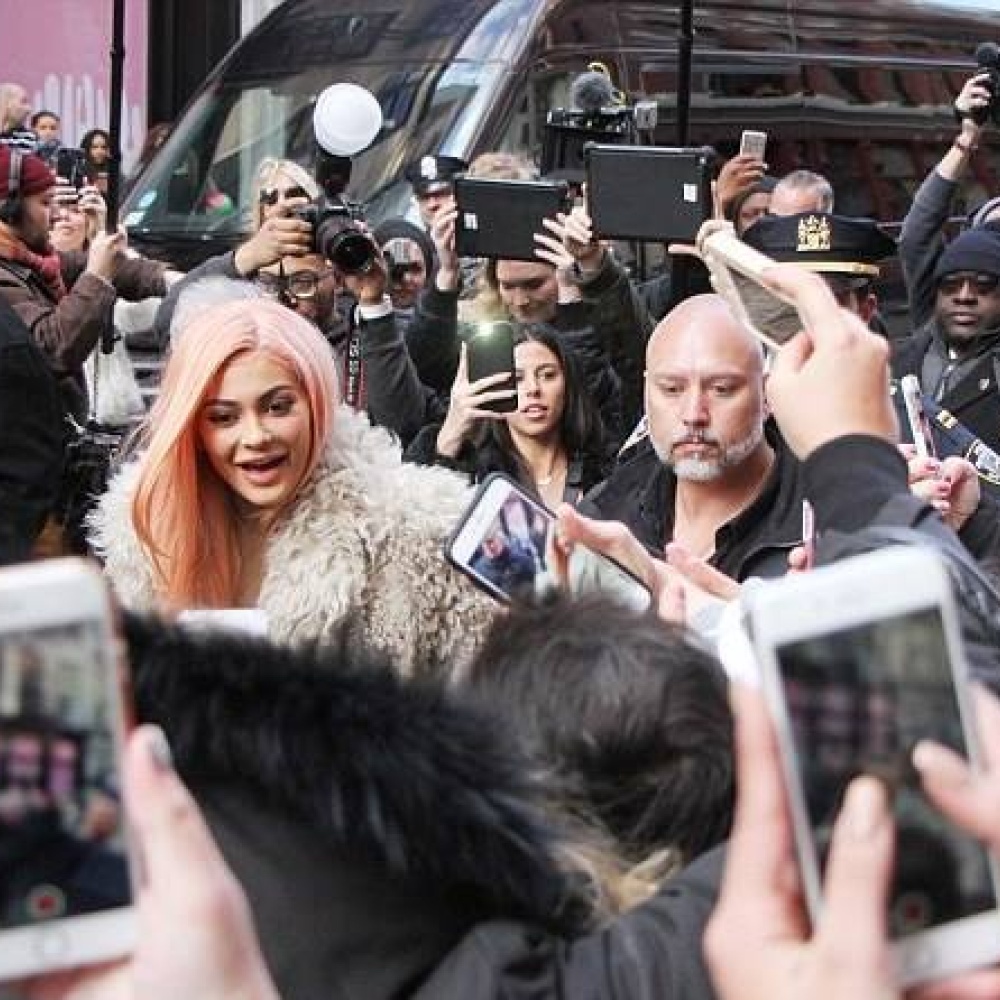 كايلي جينر تلتقي بعدد كبير من معجبيها خلال افتتاحها لمتجر خاص بمستحضرات المكياج الخاصة بها