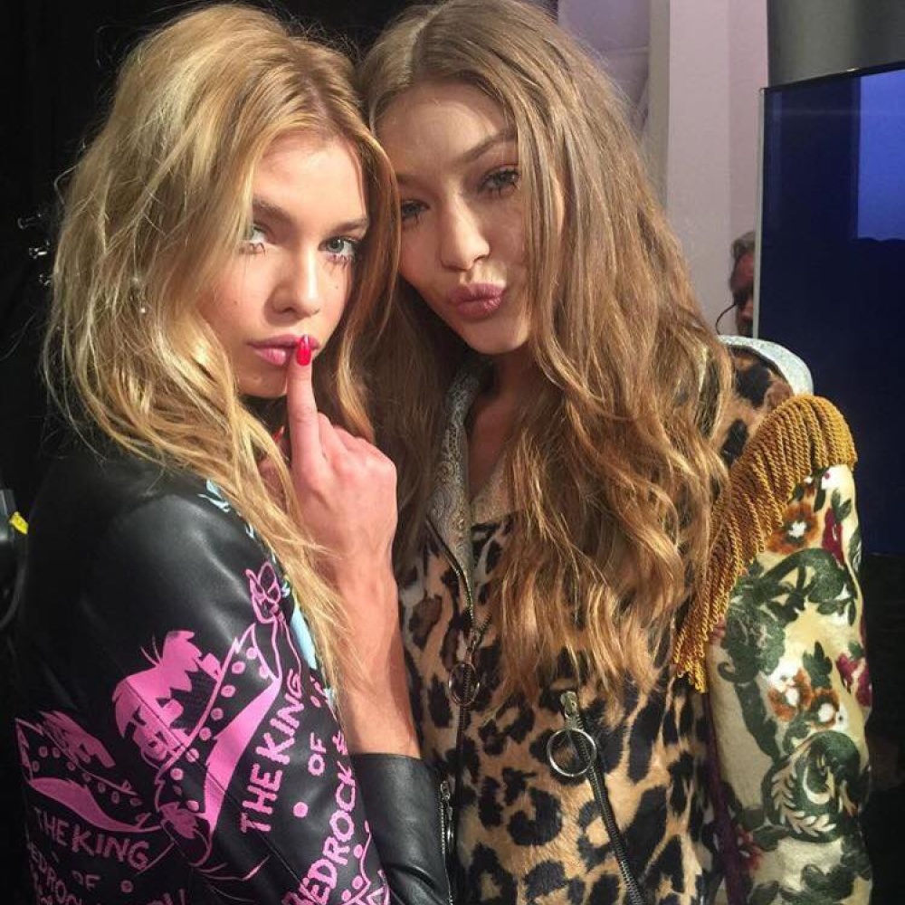 جيجي حديد و ستيلا ماكسويل في كواليس عرض المصمم جيريمي سكوت في أسبوع نيويورك للموضة