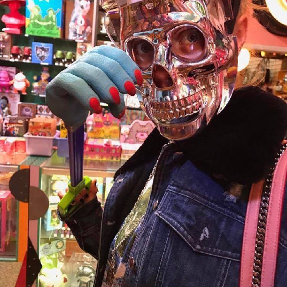 كارا ديليفين بأغرب صورة لها على الانستغرام .. فهل بامكانكم التعرف عليها؟