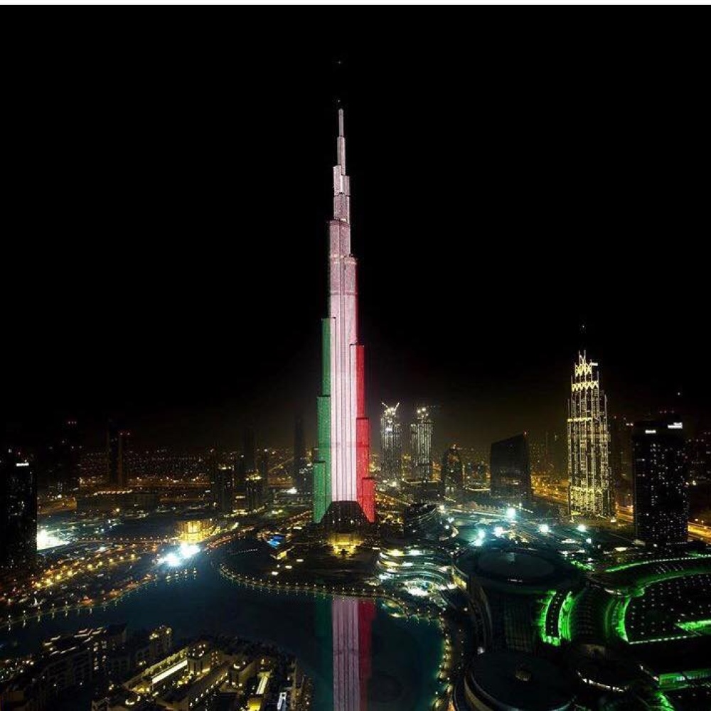 برج خليفة يتزين بالعلم الكويتي احتفالا بعيدها الوطني 