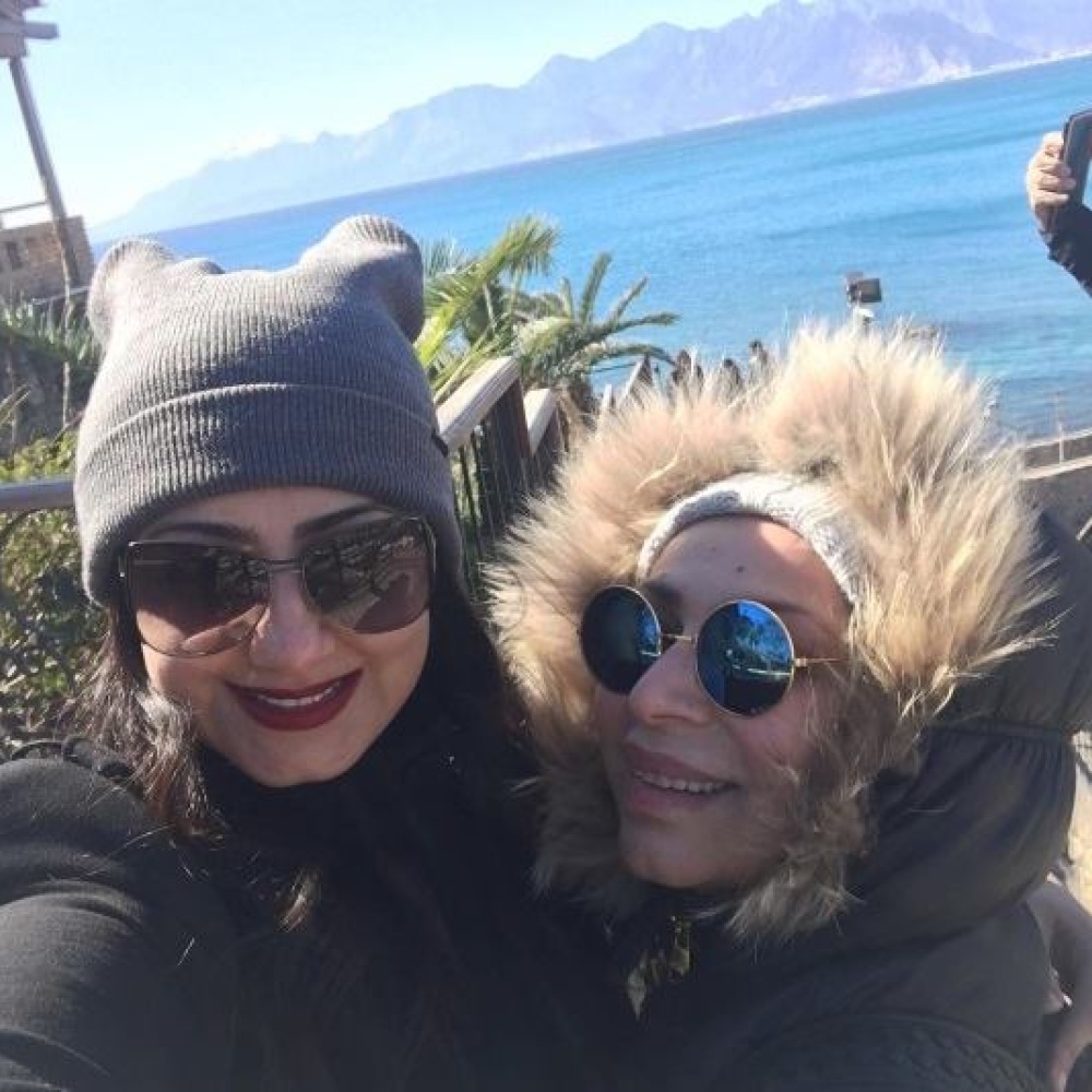 هيفاء حسين و زهرة الخرجي في سيلفي "شتوي" في تركيا