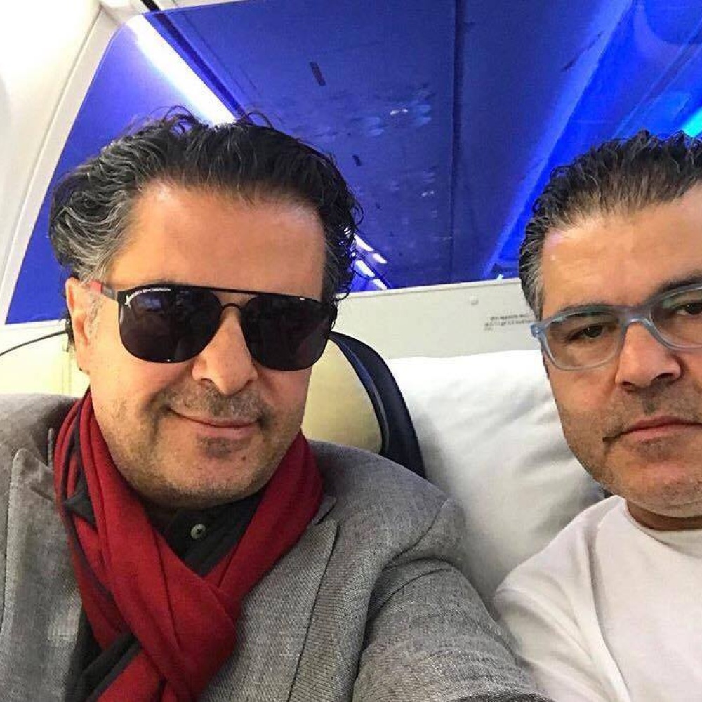 سيلفي للسوبر ستار راغب علامة مع شقيقه خلال توجهما بالطائرة من بيروت لدبي