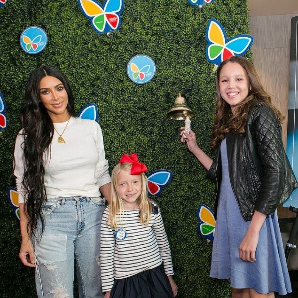 كيم كاردشيان خلال مشاركتها في إحدى الفعاليات الخيرية الخاصة بالأطفال في لوس أنجلوس بالأمس