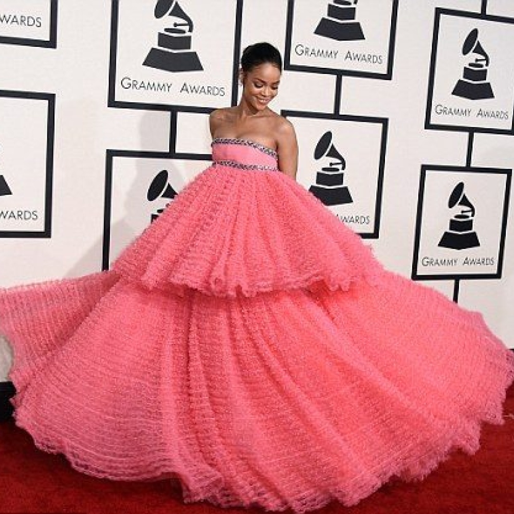 ريهانا سعيدة بفستانها من جياماتيستا فالي في حفل جوائز غرامي