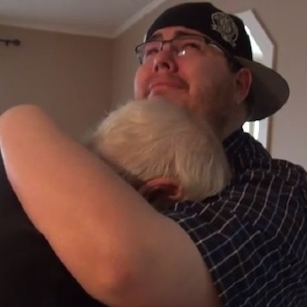 فيديو.. أمريكي يشتري بكامل ثروته منزلا لأبيه