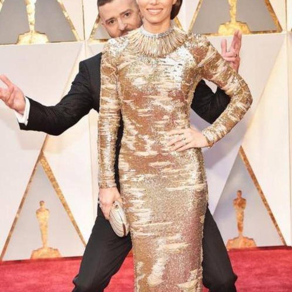 لقطة طريفة للنجم جستين تيمبرليك ممازحا زوجته جيسيكا بييل في حفل اوسكار 2017