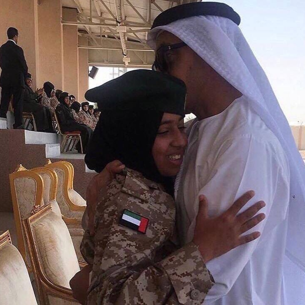 الشيخ عبد الله بن زايد يحتضن ابنته الشيخة فاطمة في تخريجها من الدورة العسكرية في مدرسة خولة بنت الأزور