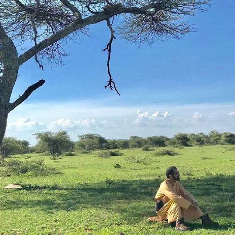 الشيخ محمد بن راشد متأملا الطبيعة في أفريقيا