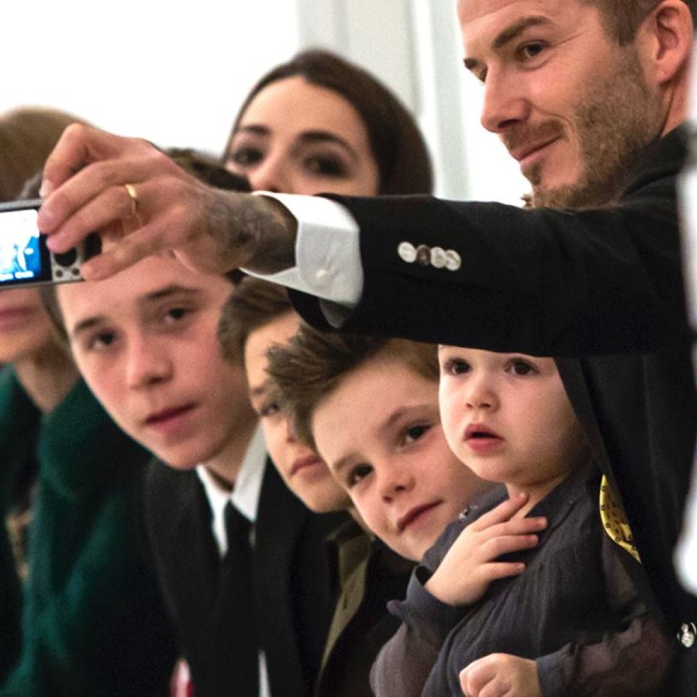 ديفيد بيكهام يلتقط صورة لابنته هاربرز لدى حضورهما عرض أزياء فيكتوريا بيكهام في نيويورك بالأمس