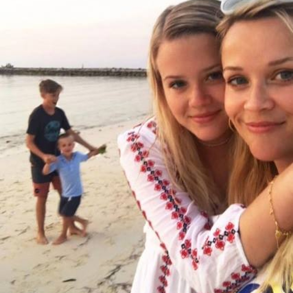 ريس ويذرسبون على الشاطئ مع أطفالها وابنتها الكبرى .. هل من شبه؟