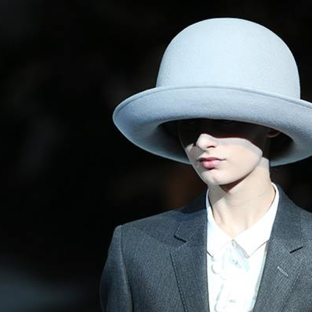 قبعة غريبة التصميم من Emporio Armani عرضت ضمن أسبوع ميلان لأزياء خريف 2014