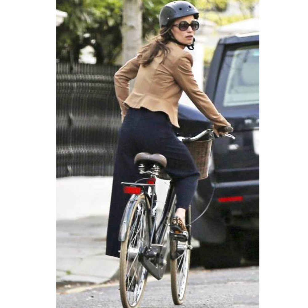 يبدو أن بيبا ميدلتون تفضل الدراجة للتسوق لعرسها في لندن!