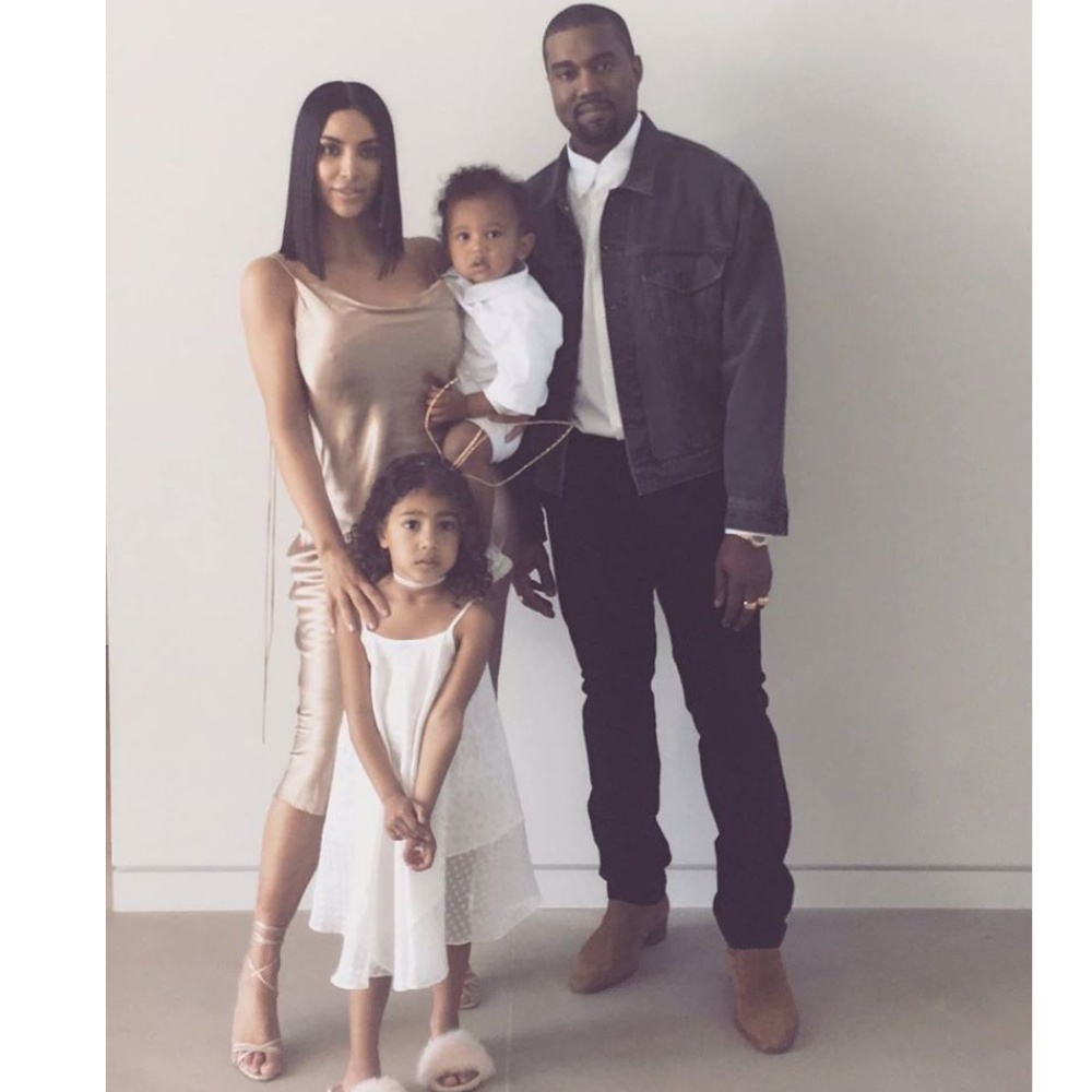 كيم كاردشيان تشارك جمهورها صورة عائلية أثناء احتفالهم بالفصح يوم أمس