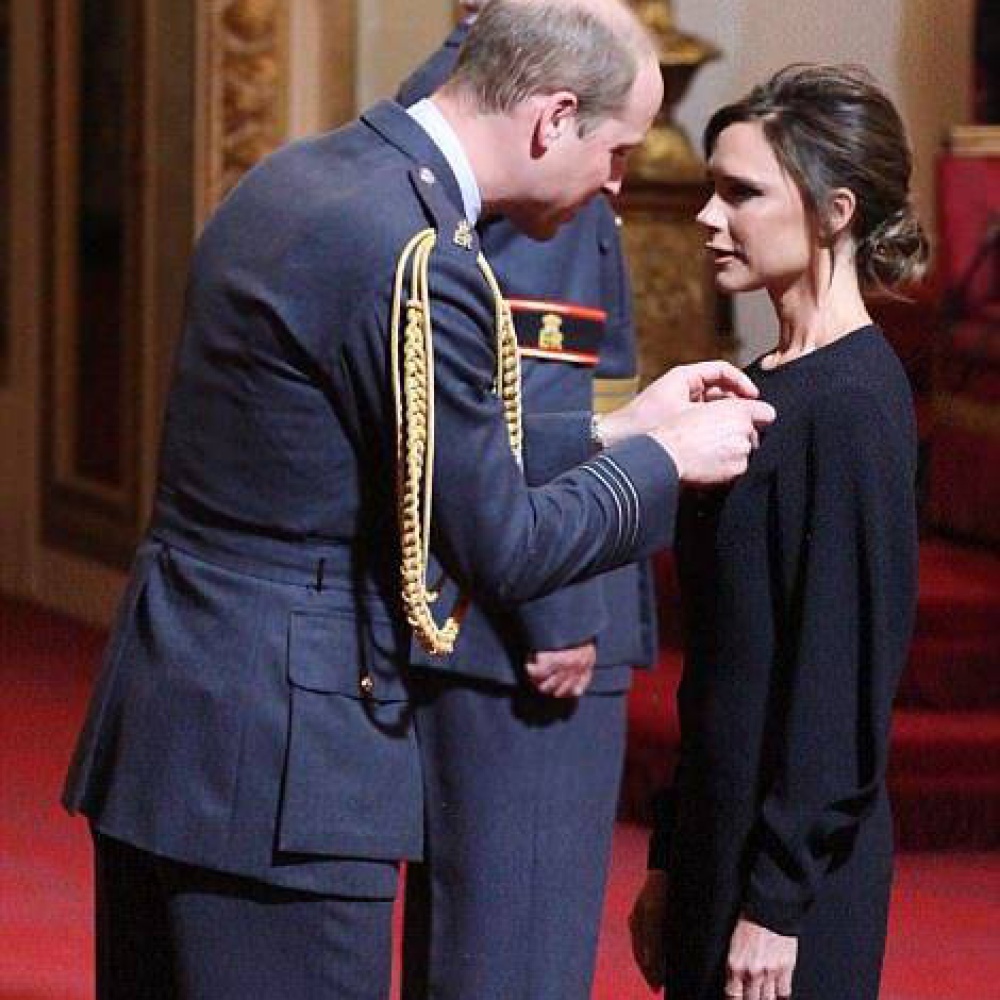 فيكتوريا بيكهام تتقلد وسام الامتياز الامبراطوري من الأمير ويليام خلال حفل رسمي أقيم في قصر باكنغهام وذلك لإنجازاتها في عالم الموضة