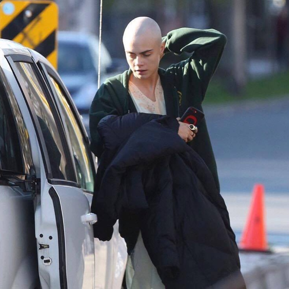 كارا ديليفين تفاجئ الجميع، وتظهر حليقة الرأس في إطار تصويرها لعمل سينمائي جديد