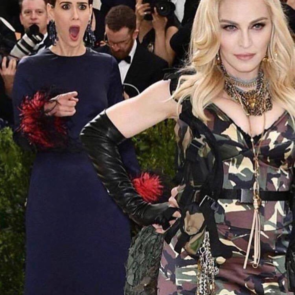 صورة طريفة للنجمة مادونا تظهر خلفها النجمة سارة بولسون في حفل ميت غالا