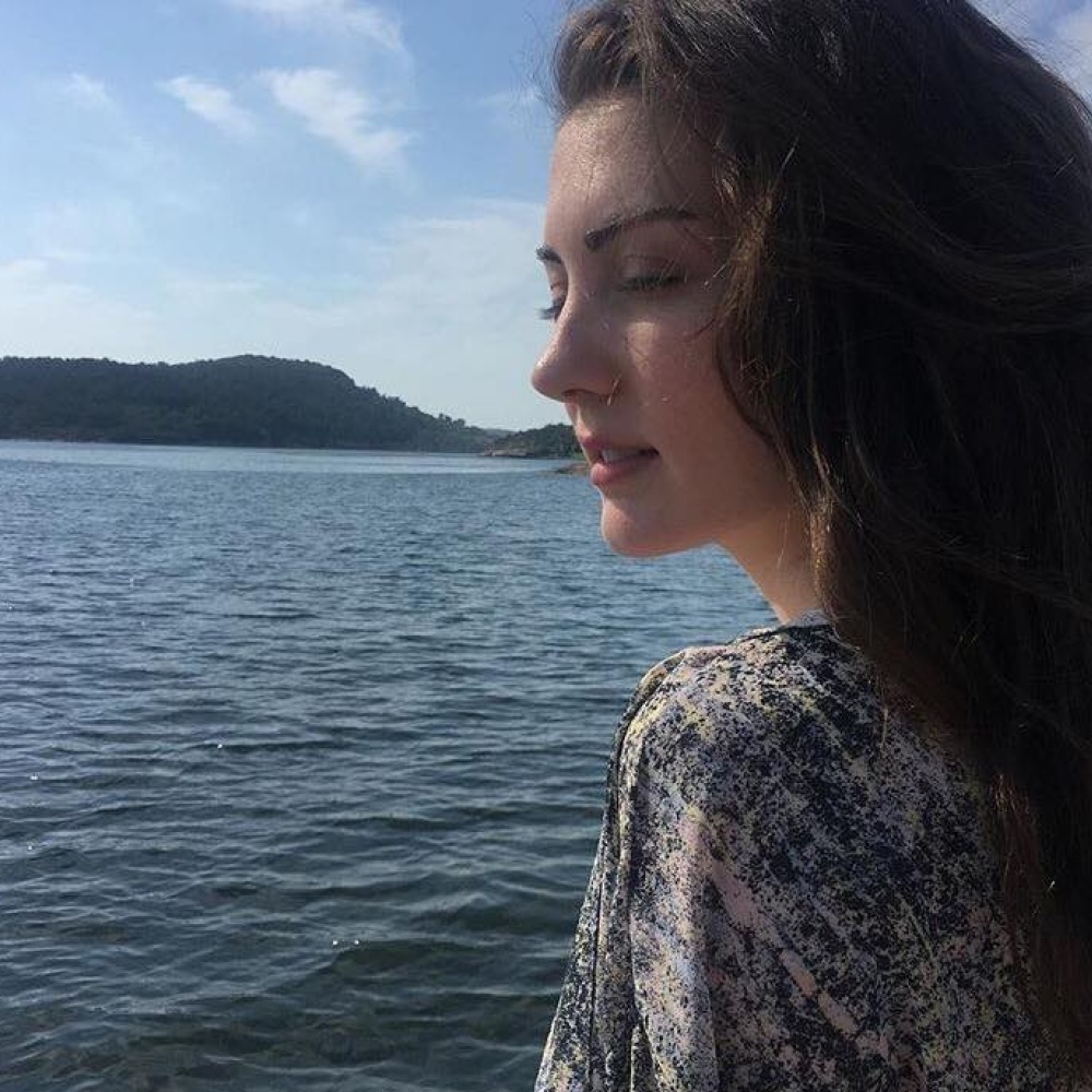 بورجو أوزبيرك تشارك جمهورها إحدى صورها على ضفاف البسفور