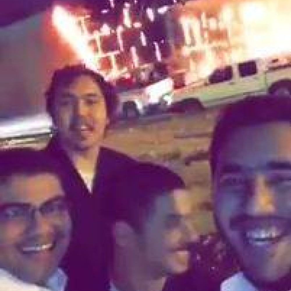 بالفيديو .. سلفي غريب لمجموعة من الشباب وسط حريق في السعودية !