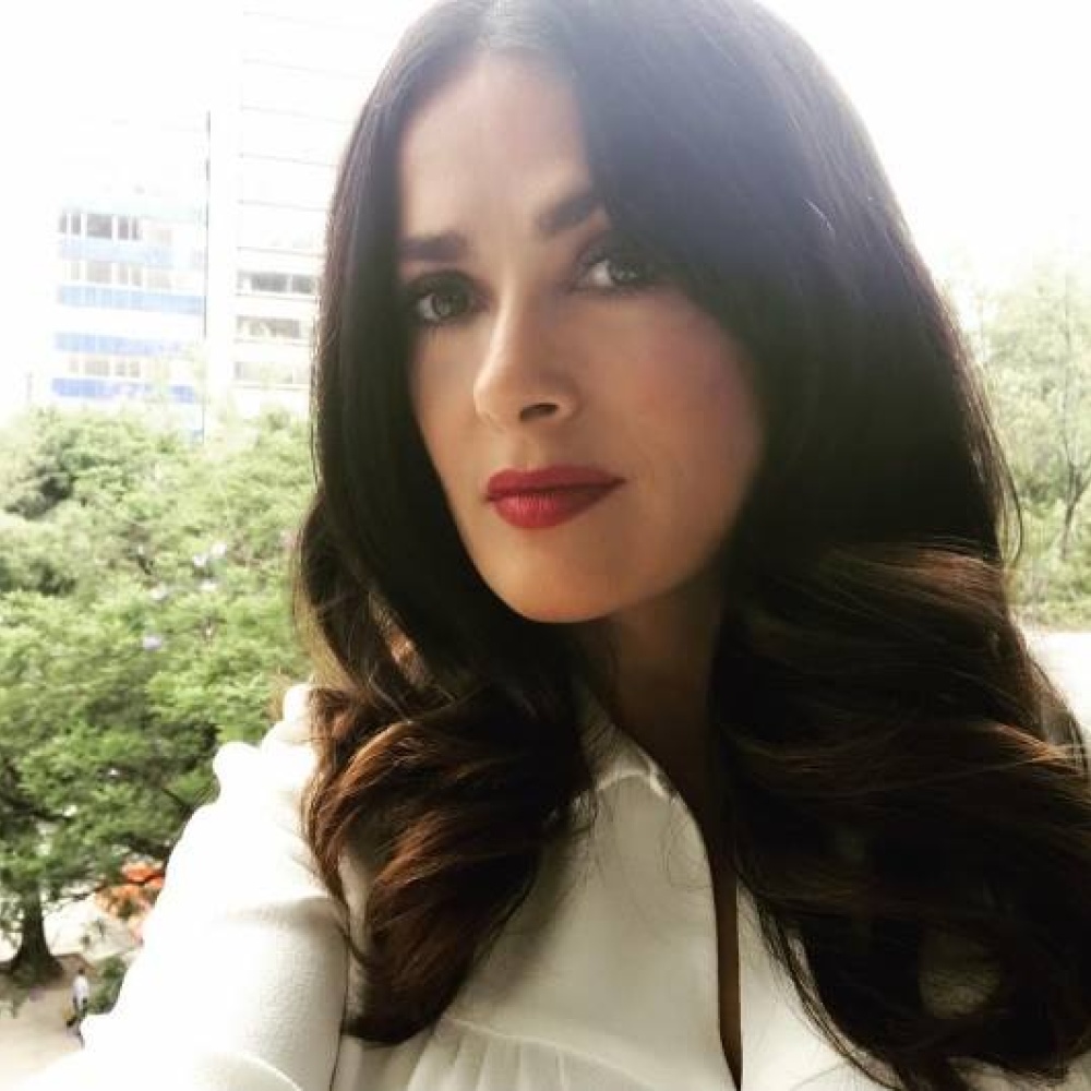 الجميلة سلمى حايك تحيي جمهورها في المكسيك بسيلفي على انستقرام