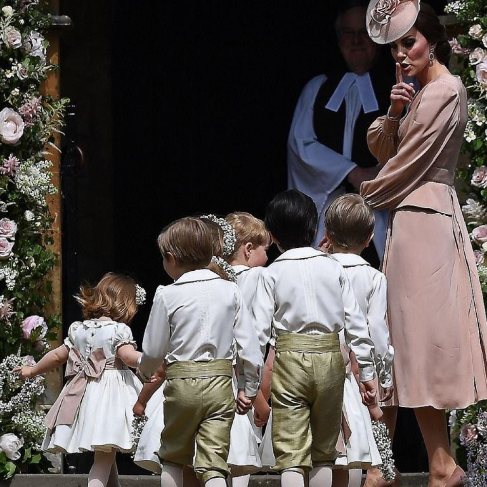 صورة طريفة لدوقة كامبريدج كيت ميدلتون وهي تحاول إسكات الأطفال قبل الدخول لحفل زفاف شقيقتها بيبا